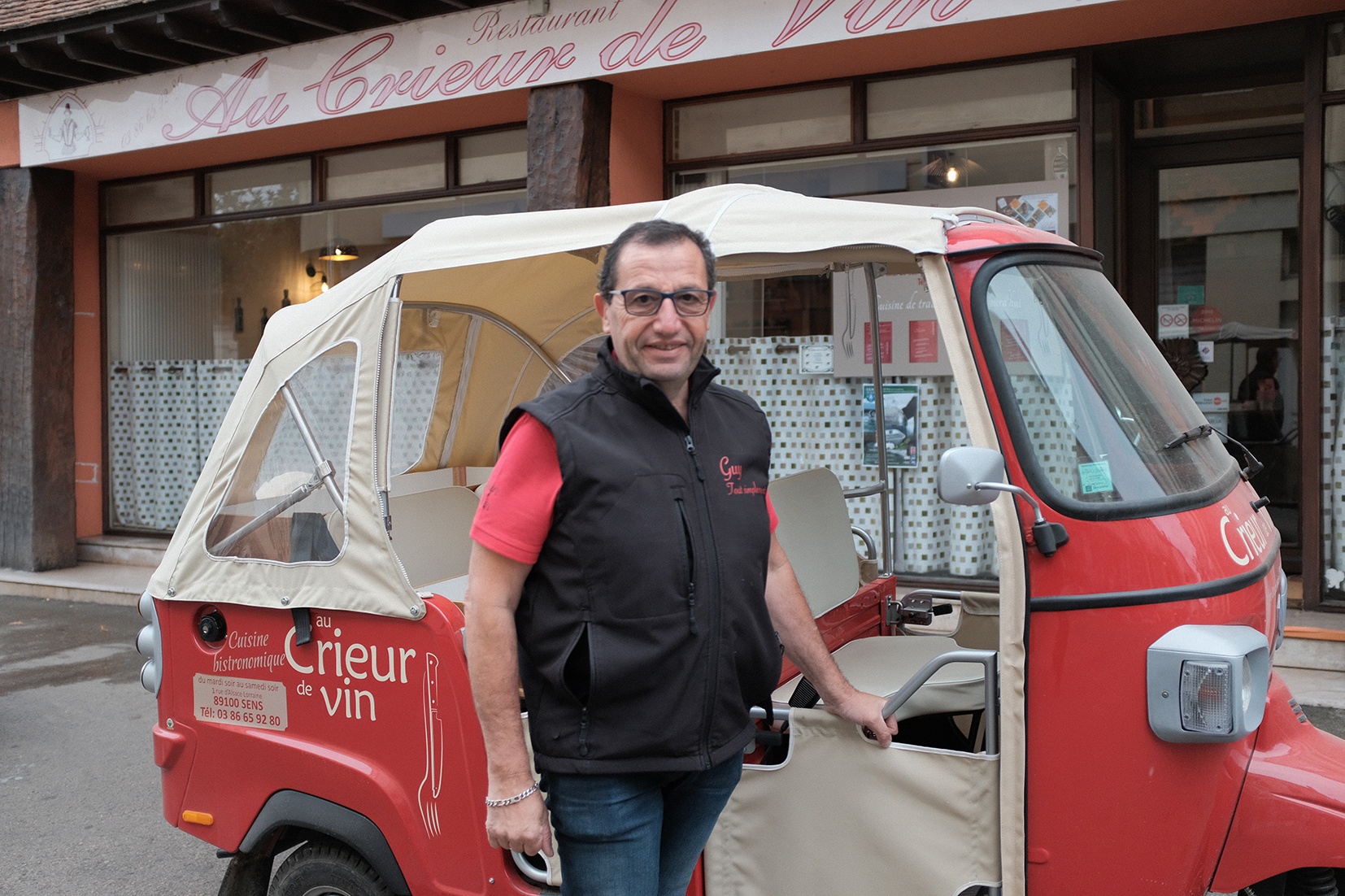 Devanture, voiturette et patron du restaurant Au Crieur de Vin à Sens