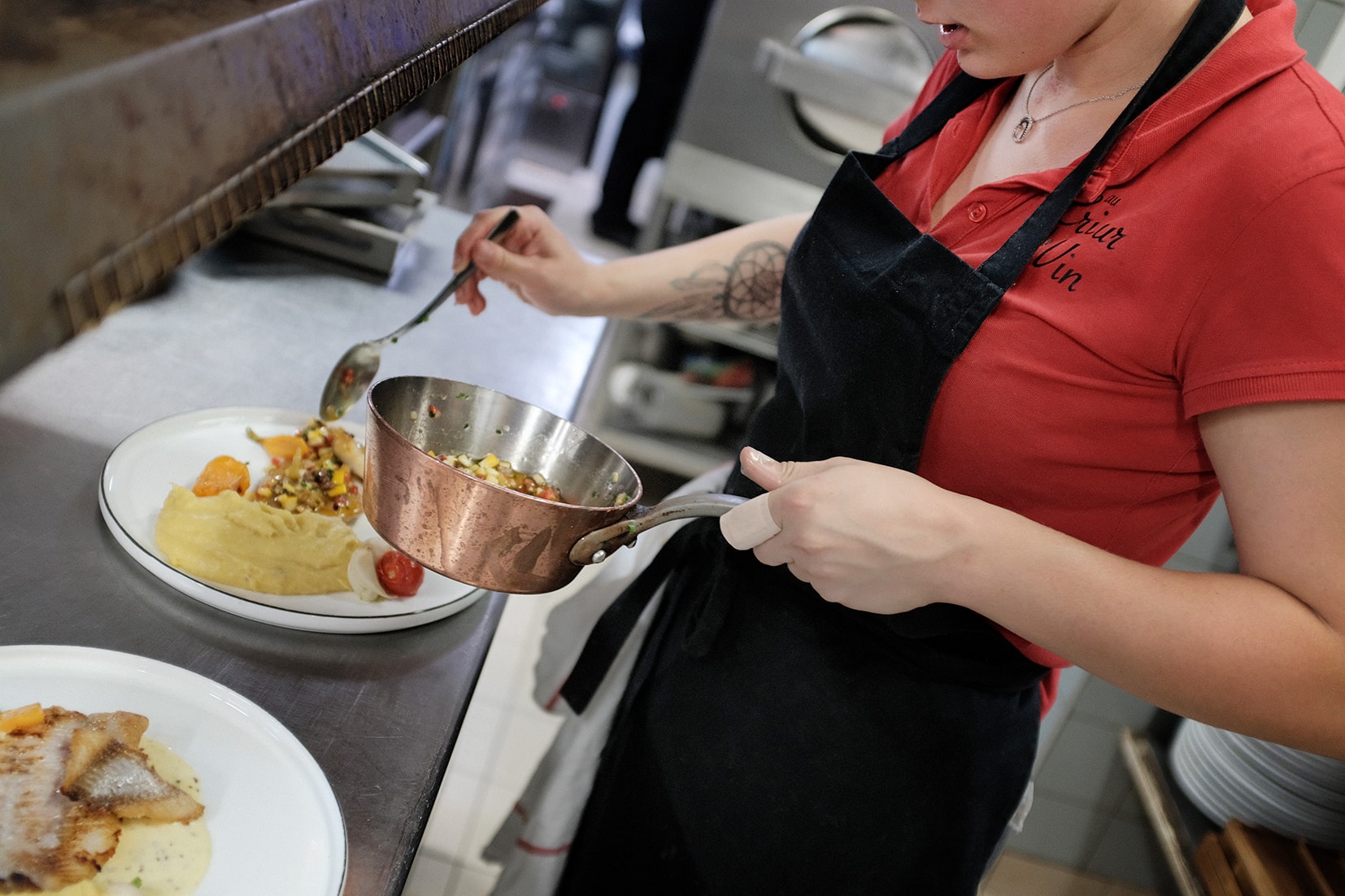 Dressage de plat par l'équipe du restaurant Au Crieur de Vin à Sens