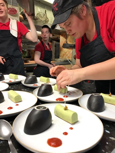 Dressage d'assiette par l'équipe du restaurant Au Crieur de Vin à Sens