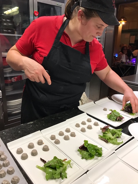 Dressage d'assiette de salade par l'équipe du restaurant Au Crieur de Vin à Sens