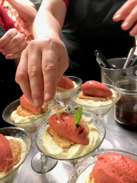 Dressage de dessert par l'équipe du restaurant Au Crieur de Vin à Sens